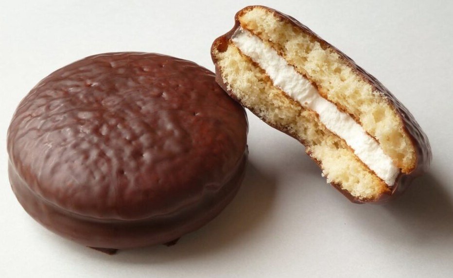 Orion Choco Pie close-up — one whole and one split open showing the marshmallow centre